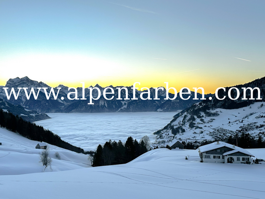 Nebelmeer zwischen Sonne und Schnee